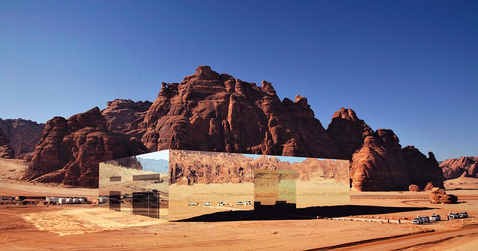 proyecto maraya en el desierto al ula, un edificio forrado de espejo