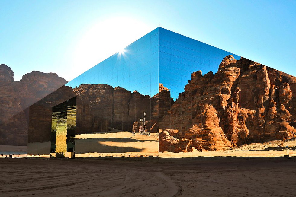 proyecto maraya en el desierto al ula, un edificio forrado de espejo