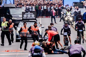 varios activistas climáticos protestan en la salida del maratón de berlín