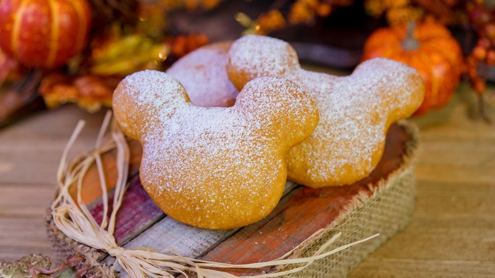 Food, Baked goods, Sweetness, Dessert, Cuisine, Powdered sugar, Dish, Biscuit, Pan de muerto, Pastry, 