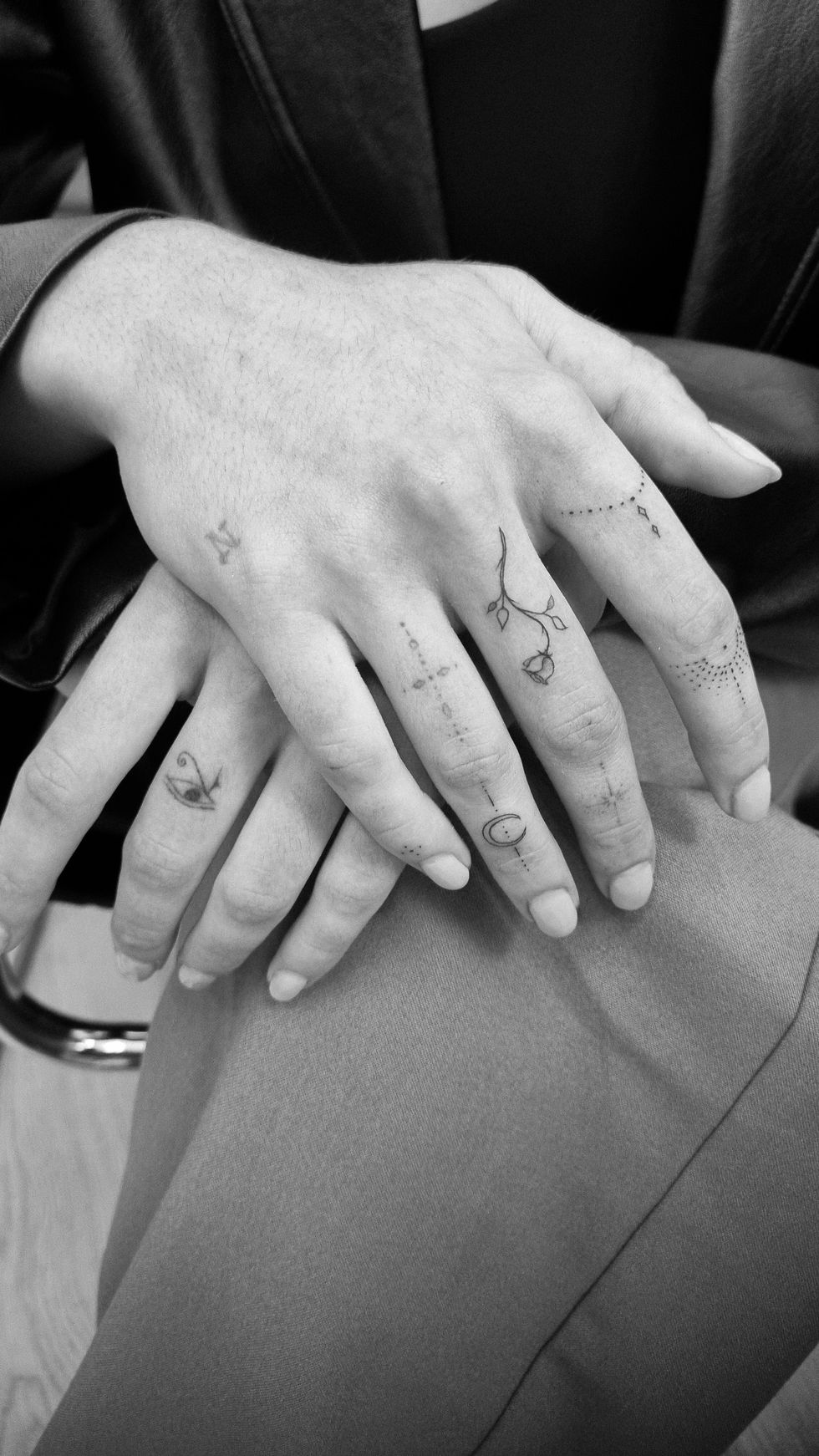 tatuajes manos joya caja tattoo