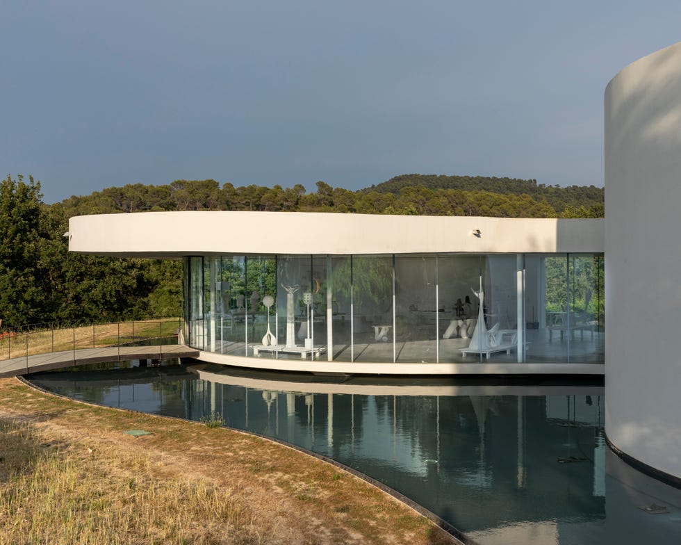 ralph pucci at the oscar niemeyer pavilion at château la coste