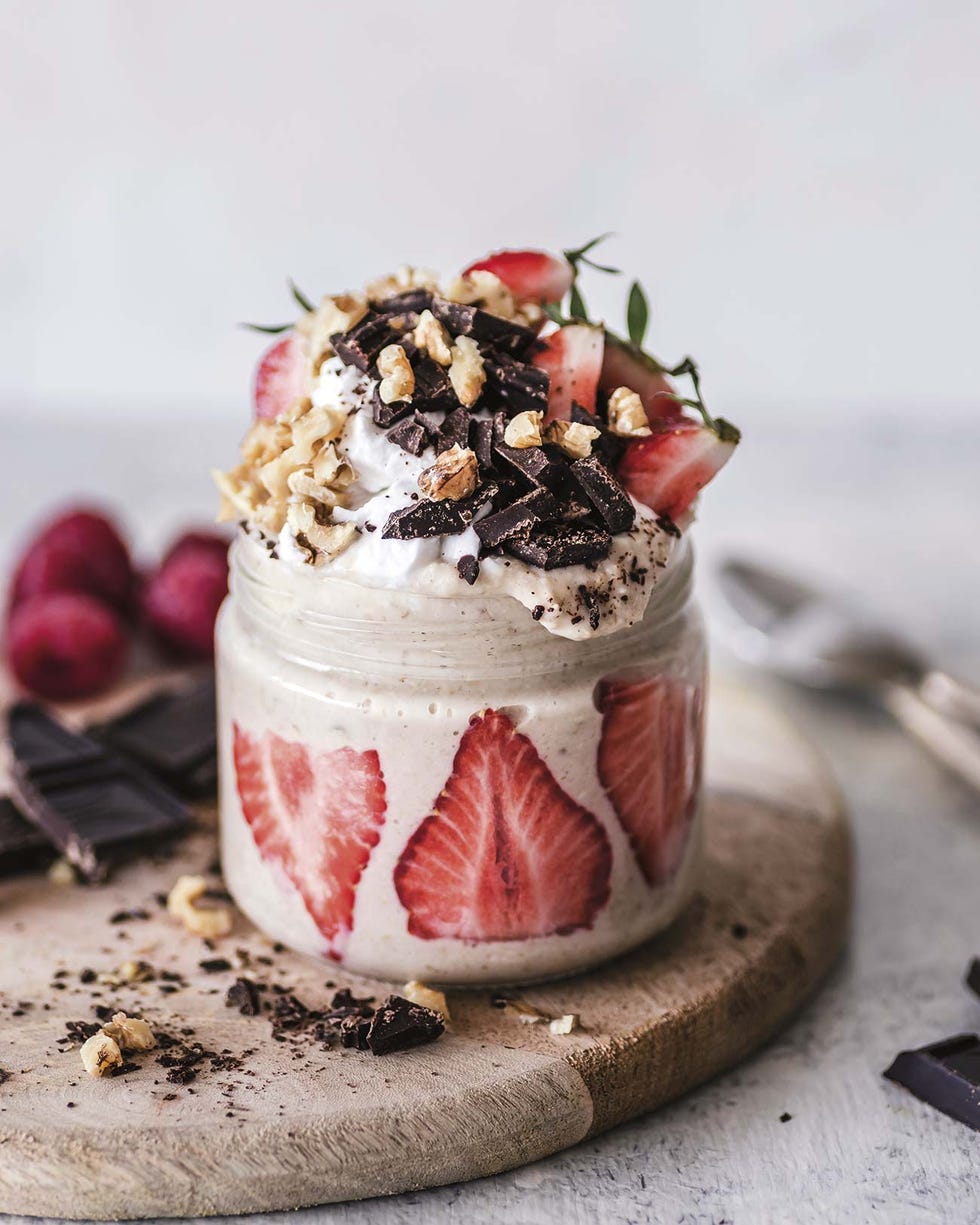 pudin de chía y vainilla con fresas y chocolate