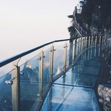 pasarela de vidrio en china, pegada a la montaña a miles de metros de altura