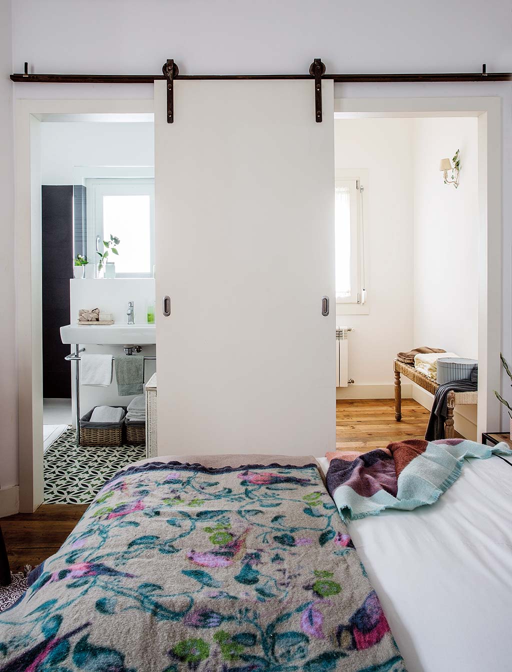 puerta corredera moderna para separar el ambiente del baño y el vestidor del dormitorio