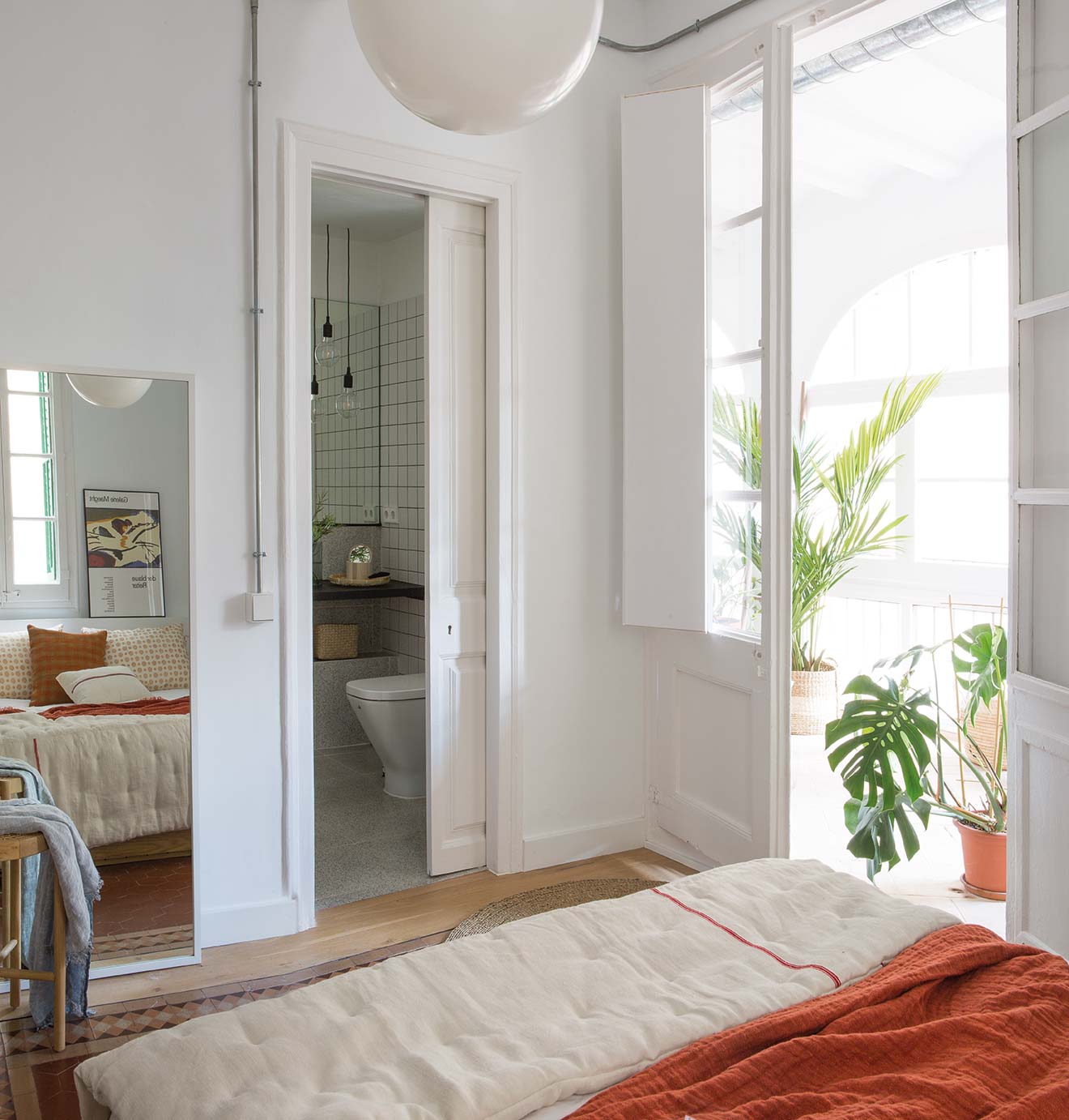 puerta de madera corredera en el filo de acceso al baño, en un piso de barcelona