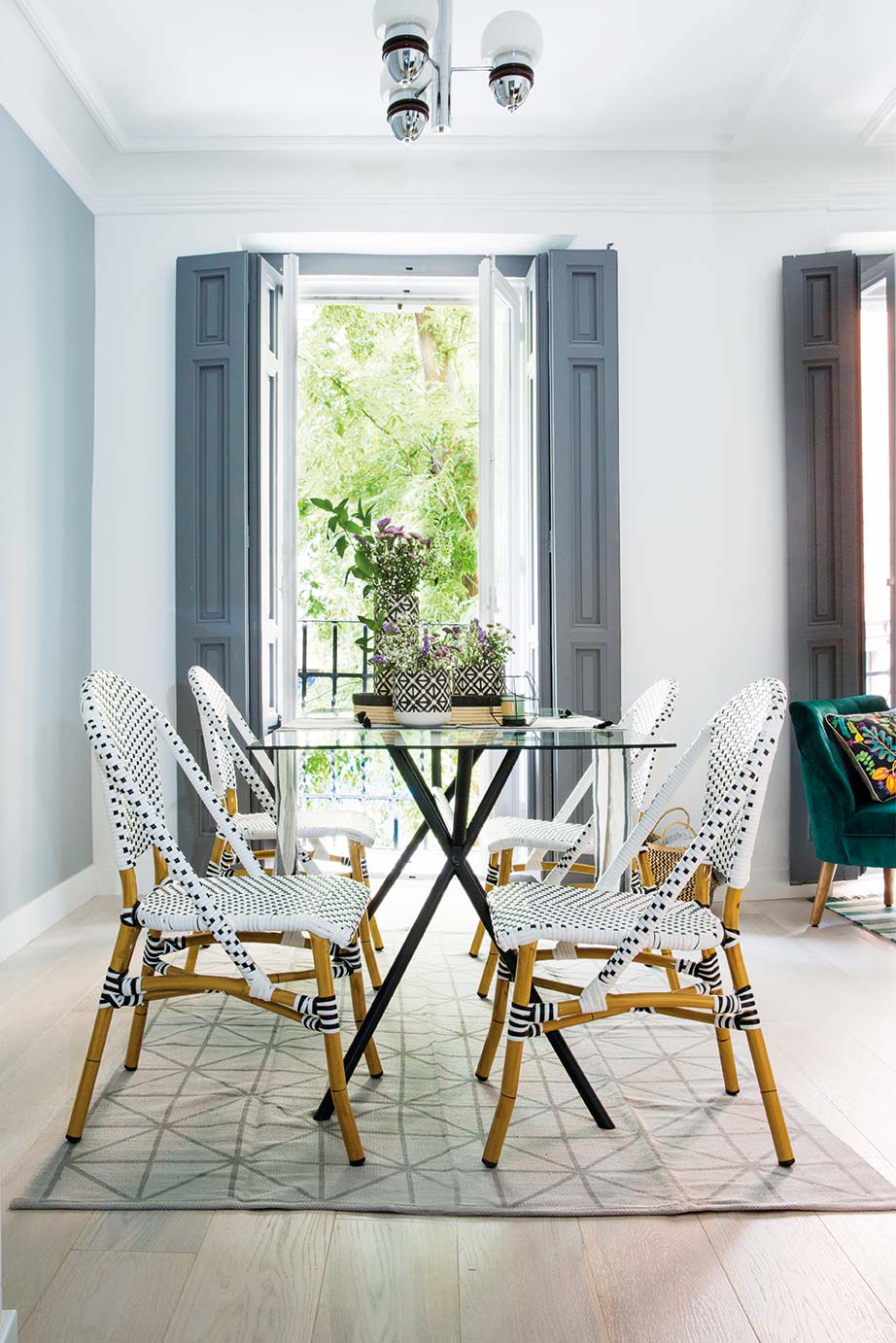 comedor moderno con balcones con postigos