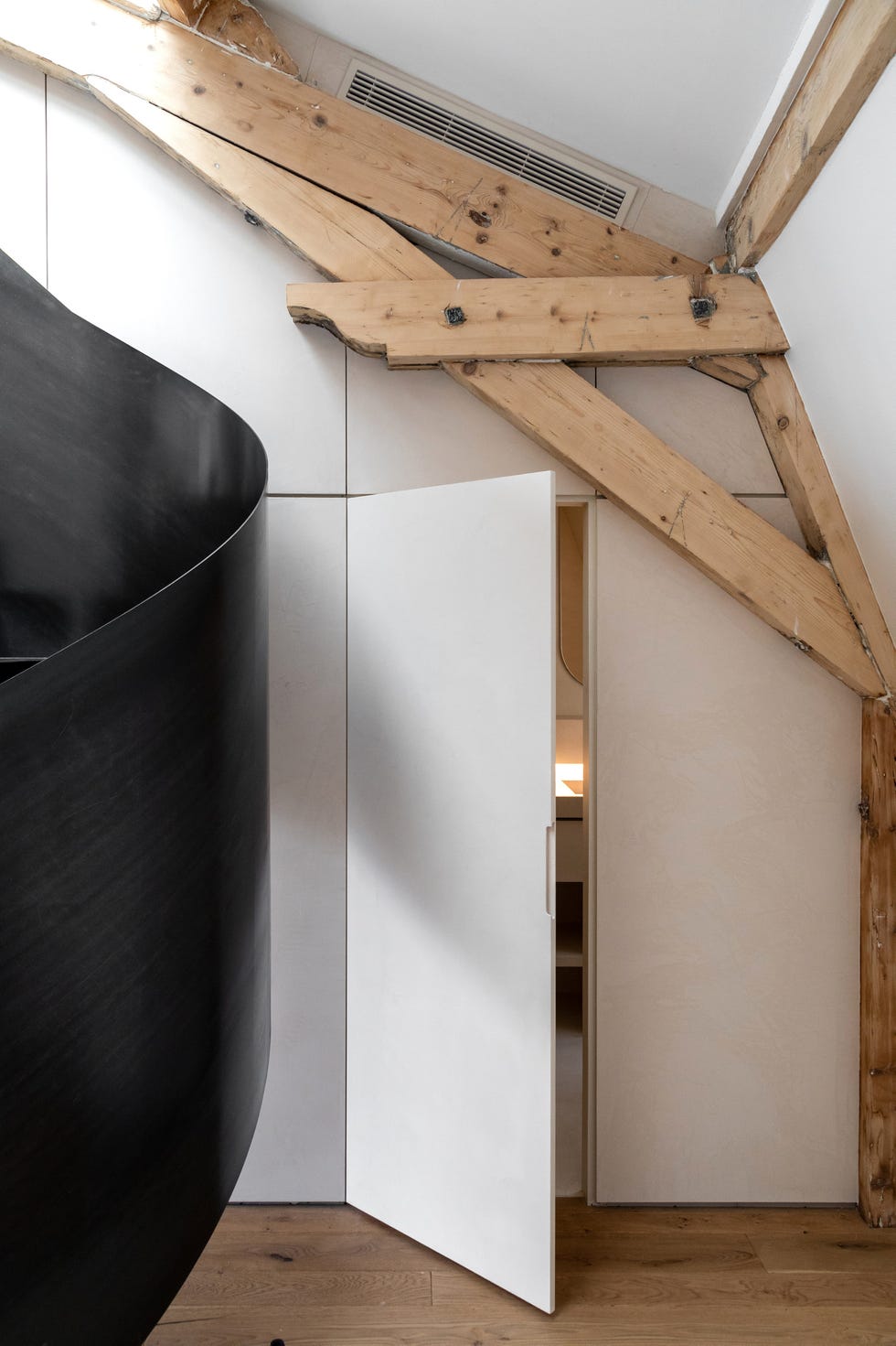puertas paneladas acceso aseo en un loft de diseño
