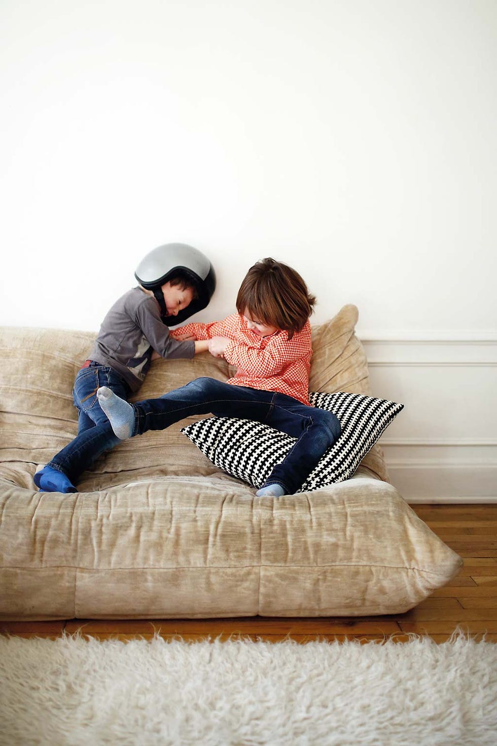 Niños jugando en el sofá