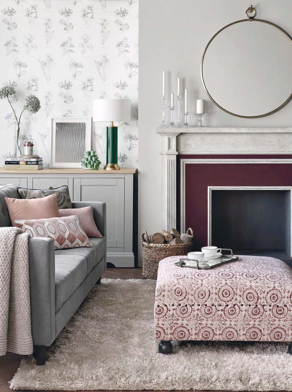 salón decorado en gris  burdeos