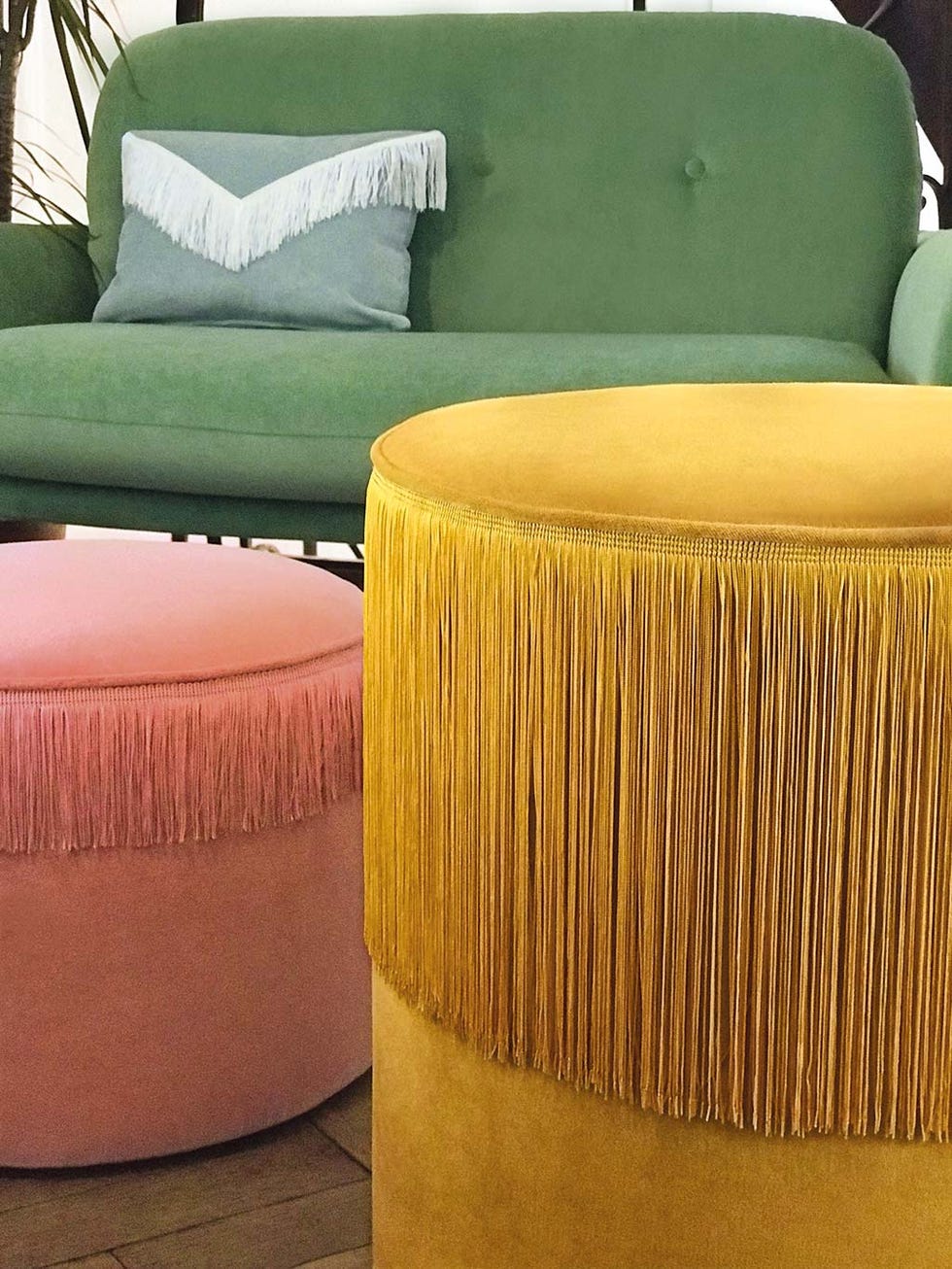 Sofá verde y taburetes de colores tapizados: Tapicerías Sorbet, de Camengo; en poliéster y algodón