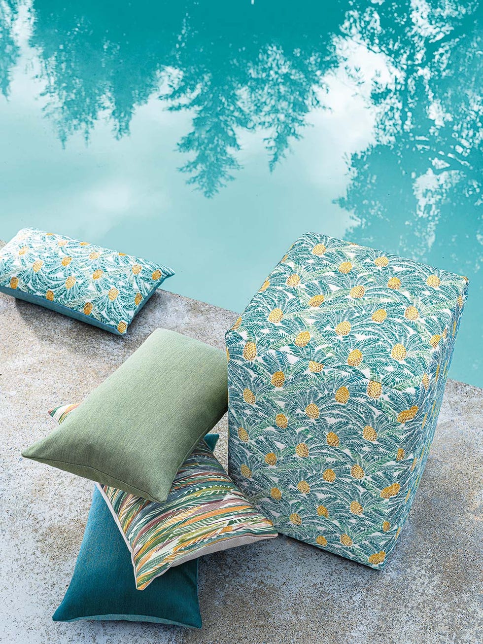 cojines estampados junto a la piscina