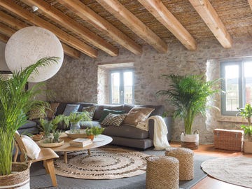 un salón en estilo boho con pufs para sentarse y plantas