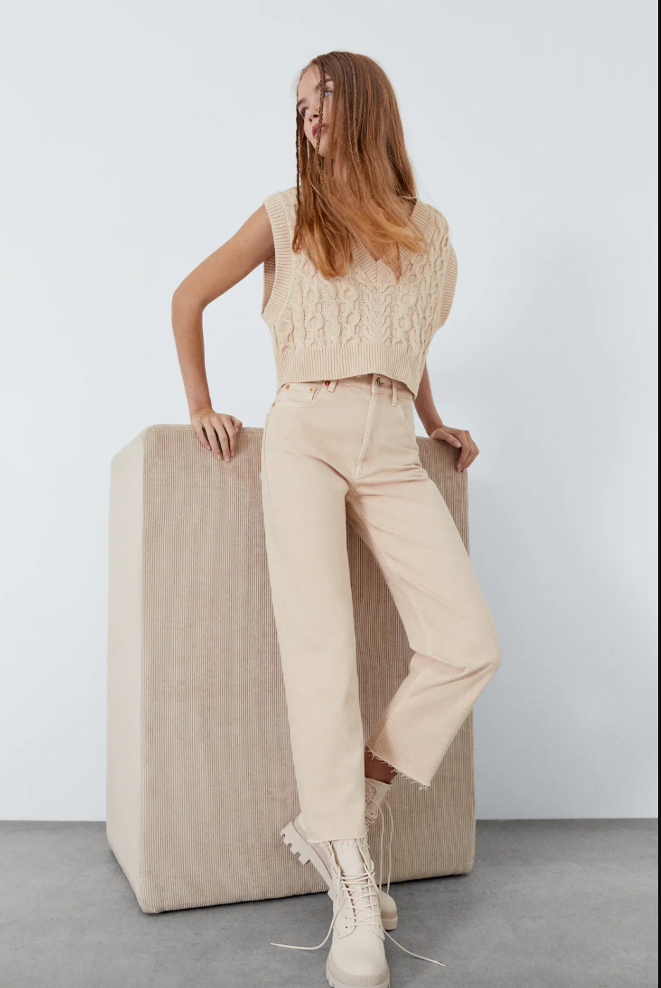 Pantalón flare de Bershka y chaleco de punto de Zara: este look de