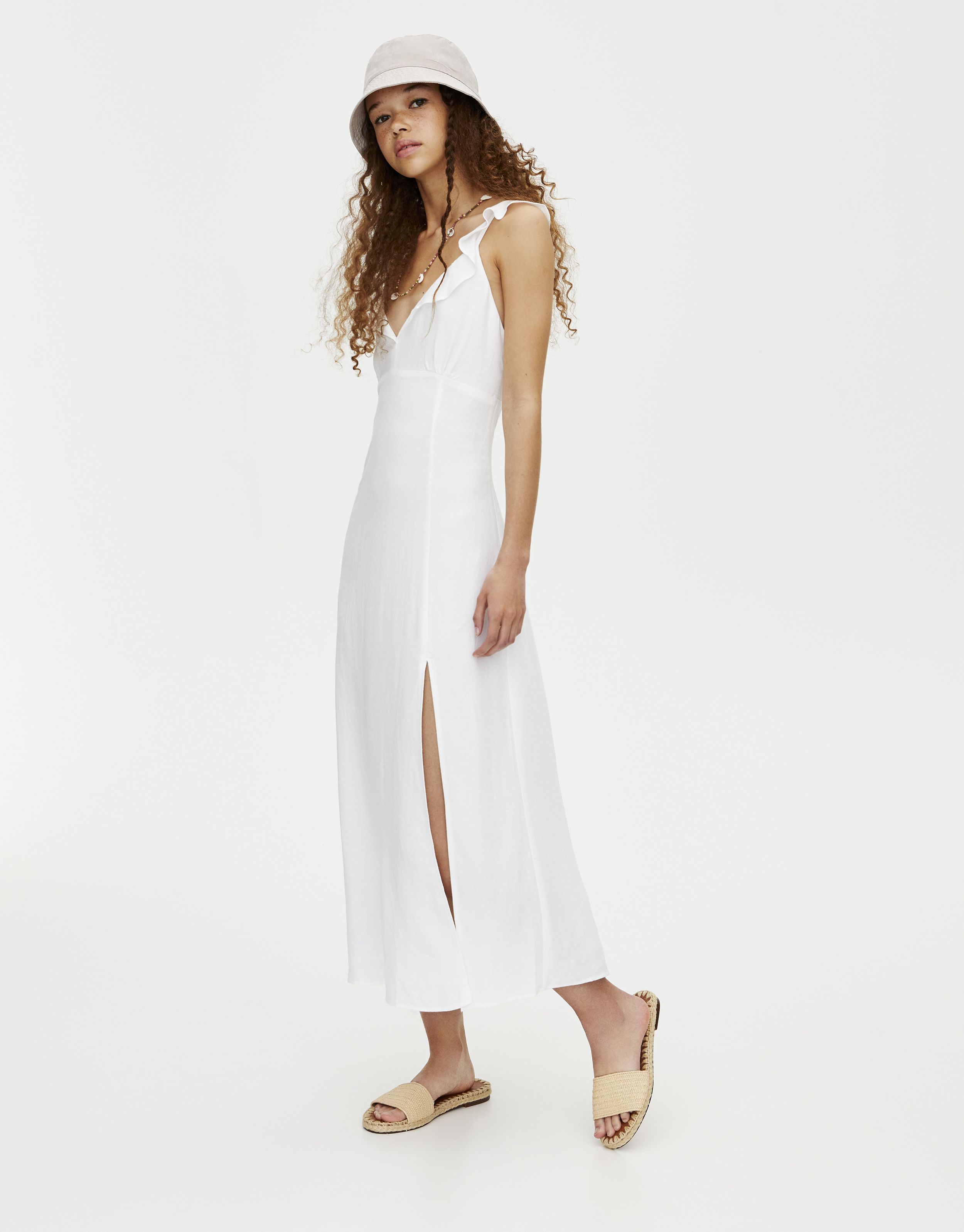 Pull Bear tiene el vestido blanco perfecto para bajar a la playa y