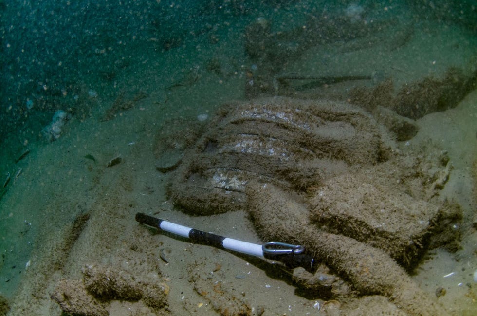 Een katrolblok dat op de zeebodem ligt hoorde ook bij de uitrusting van het schip Er liggen waarschijnlijk nog talloze andere voorwerpen verborgen in en op de zeebodem