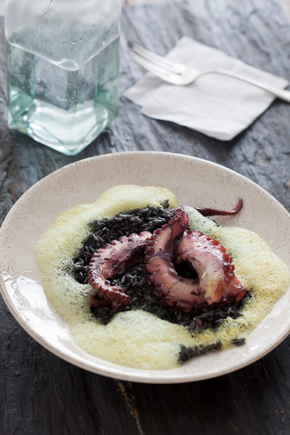 pulpo con espuma de cúrcuma 
y arroz negro