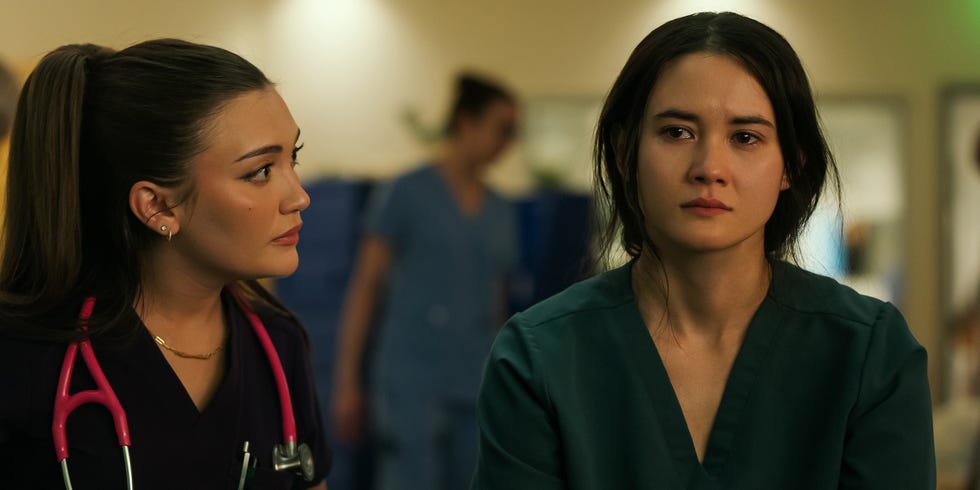 nabız. (soldan sağa) daniela nieves camila perez rolünde ve chelsea muirhead sophie chan rolünde, pulse'ın 105. bölümünde. cr. netflix izniyle © 2025