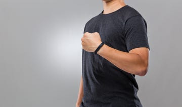 hombre con pulsera de actividad