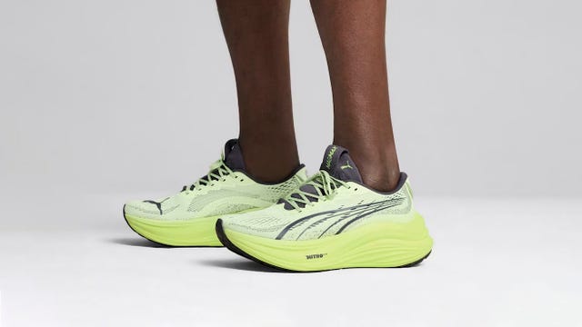 las zapatillas de running puma magmax nitro en color verde