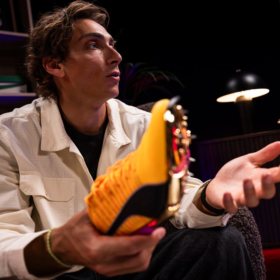el atleta mondo duplantis con sus zapatillas puma