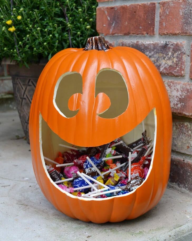 pumpkin carving ideas grinning candy holder