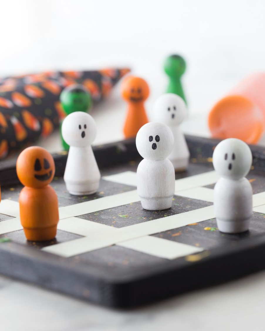 Tic tac toe made from peg dolls and a wood board painted black tic tac toe made from peg dolls and a wood board painted black