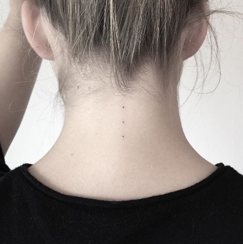 tatuaje cuello puntos