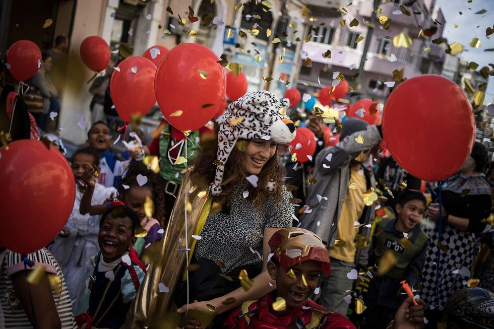 Op straatfeesten tijdens het Isralische Poerimfeest dossen inwoners van Tel Aviv zich uit in fantasievolle kostuums