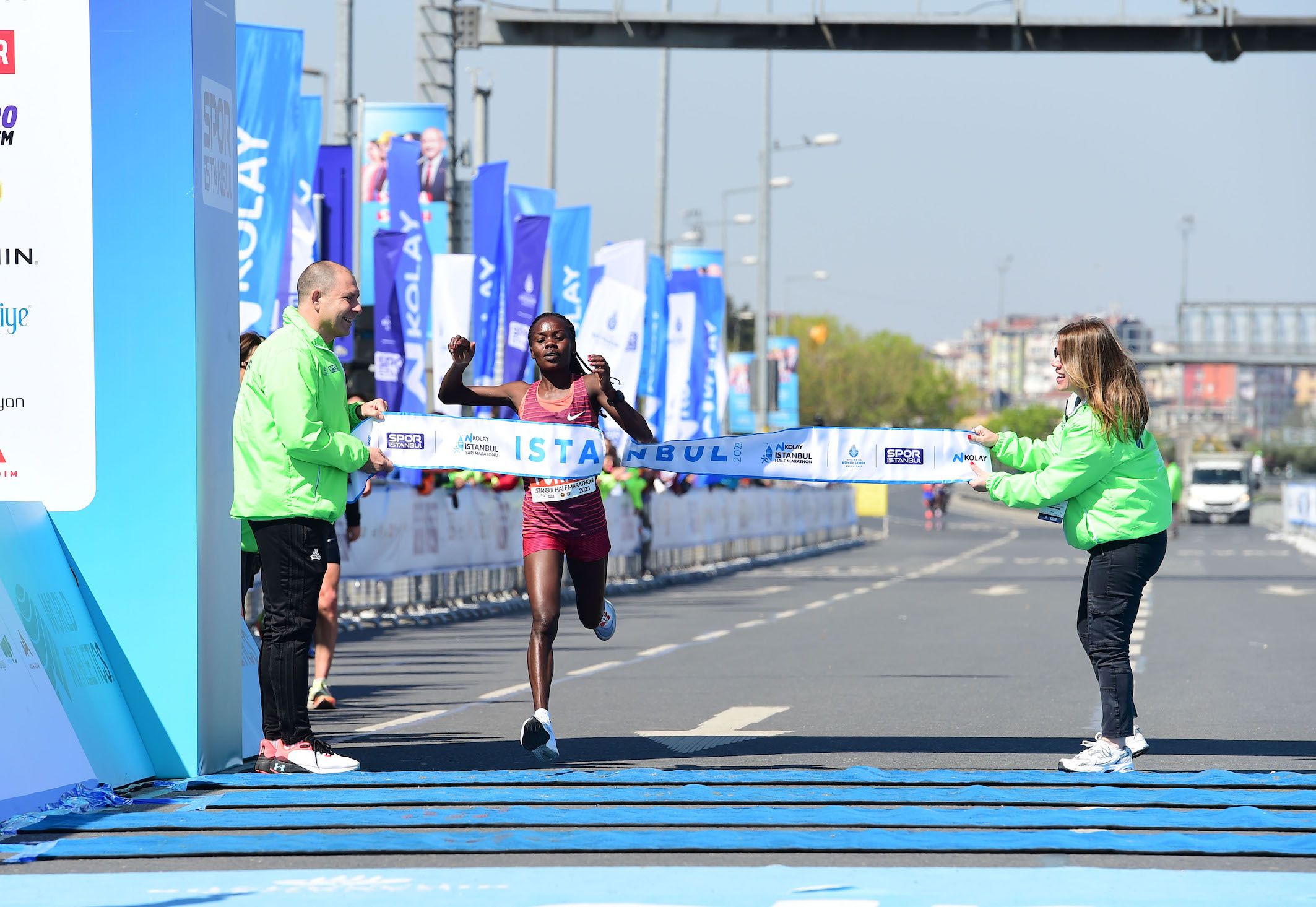 Purity Komen sorprende a Ruth Chepngetich en la ventosa media maratón de  Estambul