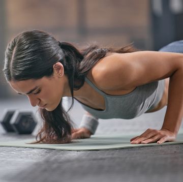 vrouw doet een push up als oefening voor haar spieren