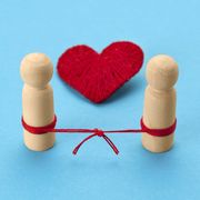 become reconciled couple figures of people with a knitted thread, a heart as a symbol of love
