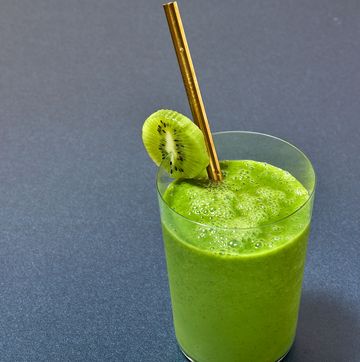 green spinach, kiwi and avocado smoothie