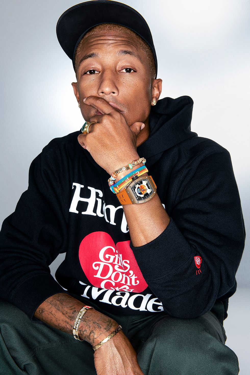 Cool, Rapper, Sitting, Photography, Neck, T-shirt, Rapping, Photo shoot, Music, 