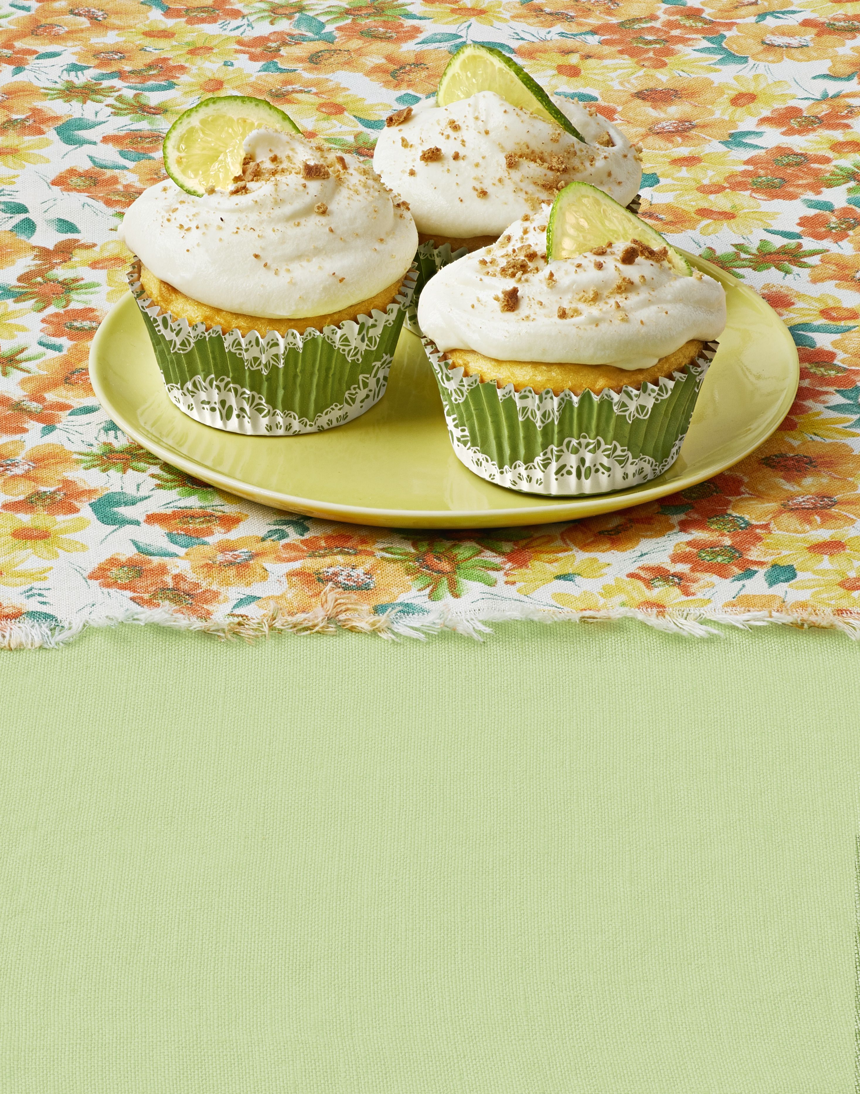 12cm Lunch Box Cake & 6 Cupcakes - Crisp Bakes & Blooms