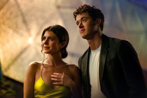 people we meet on vacation. (l r) emily bader as poppy and tom blyth as alex in people we meet on vacation. cr. daniel escale/netflix © 2025