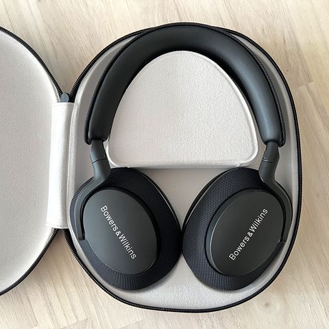 bowers and wilkins px7 headphones in zippered case
