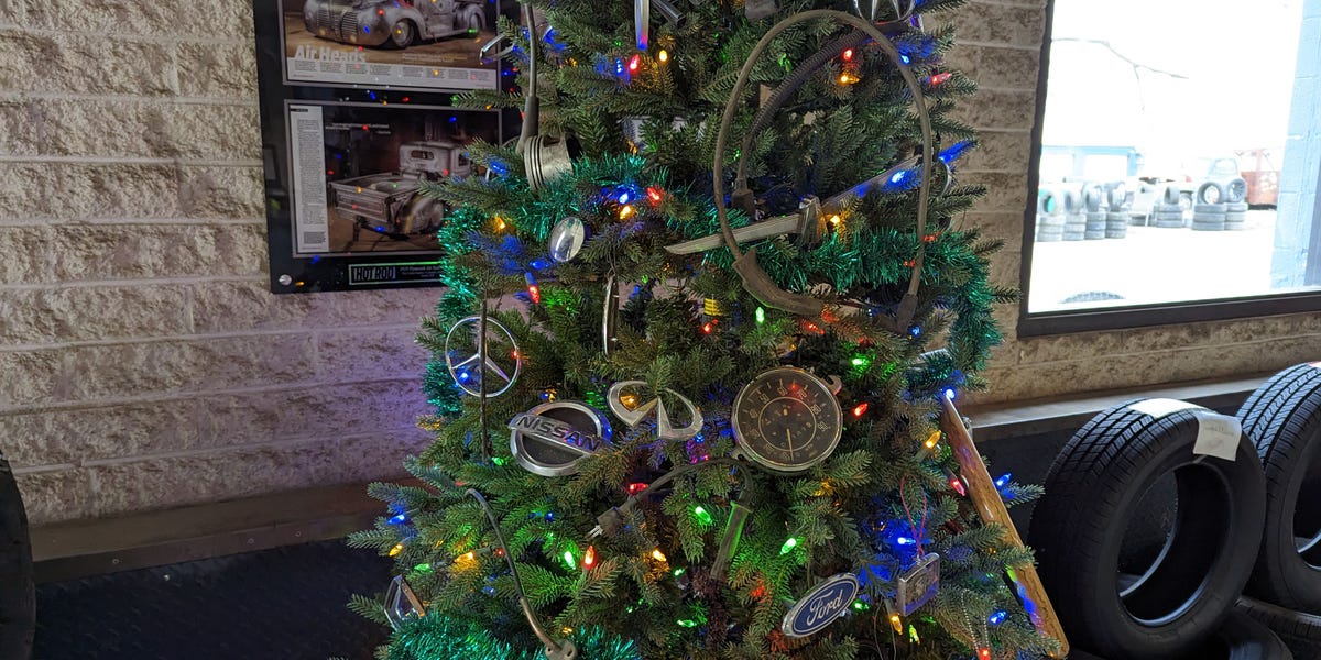 Iron Christmas Old Style Truck with Tree in Antique Blue