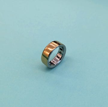oura ring metallic ring placed on a light blue background