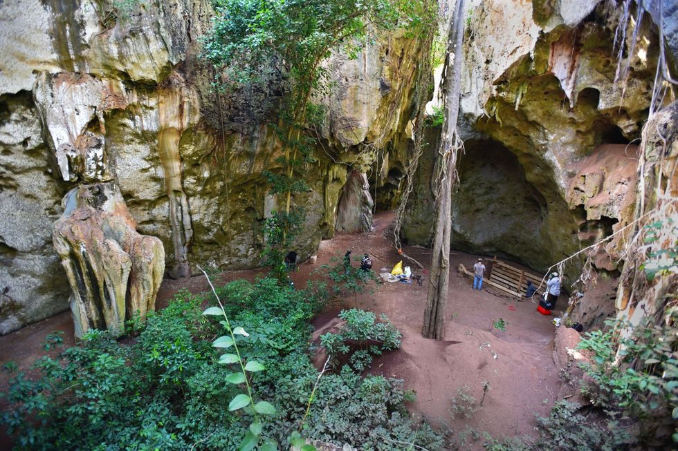 Het kind werd niet ver van de kust in het tropische hoogland van ZuidKenia gevonden en was direct onder een uitstekende rots voor de ingang van de grot van Panga ya Saidi begraven