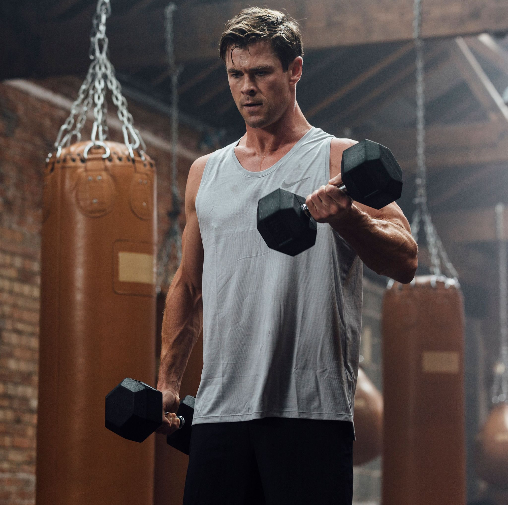 Chris Hemsworth Uses the 'HIRT' Method to Burn Fat and Build Muscle  Simultaneously