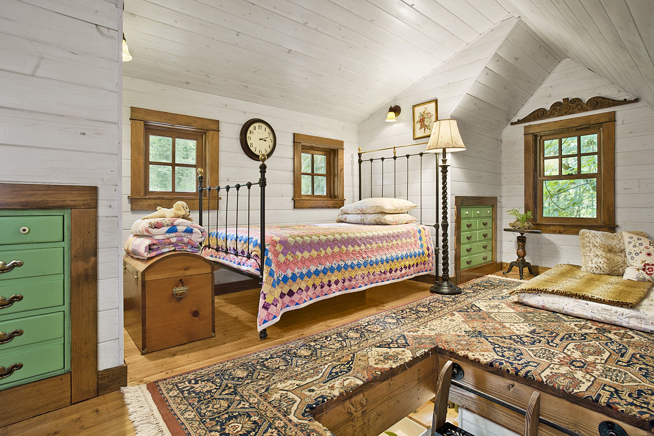https://hips.hearstapps.com/hmg-prod/images/quaint-little-cabin-bedroom-1118-1546896507.jpg