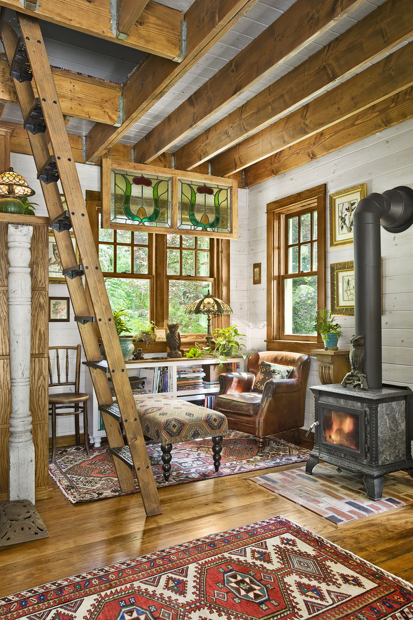 https://hips.hearstapps.com/hmg-prod/images/quaint-little-cabin-living-room-1118-1546895577.jpg