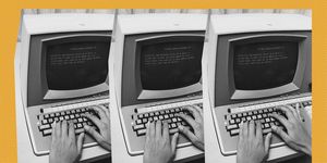 Een zwart/wit-foto van een ouderwetse computer op een oranje achtergrond.