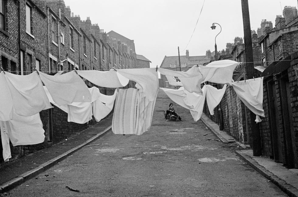 Martine Franck, Newcastle, panni stesi, bambini, strada