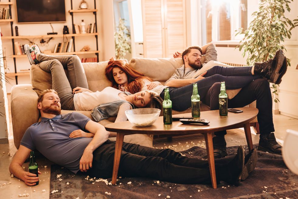 grupo de amigos borrachos en un sofá por beber cerveza
