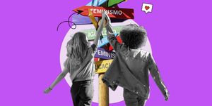 mujeres caminando de la mano hacia un poste con carteles feministas