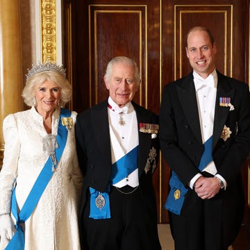 koning charles en koningin camilla hosten een diplomatieke receptie en poseren met prins william en kate middleton