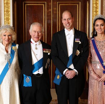 koning charles poseert samen met kate middleton, prins william en koningin camilla