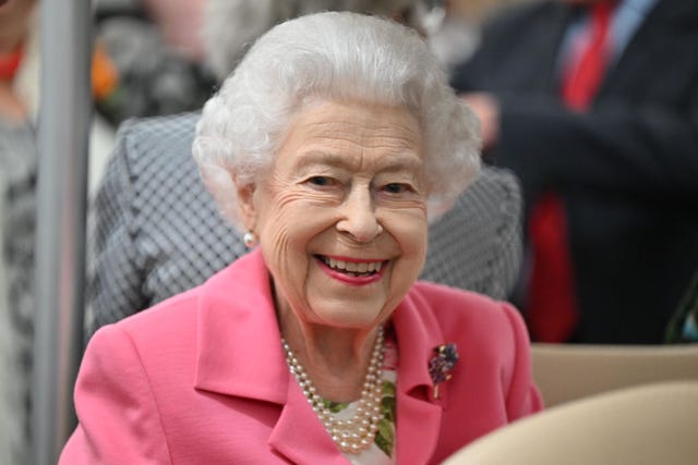 queen chelsea flower show